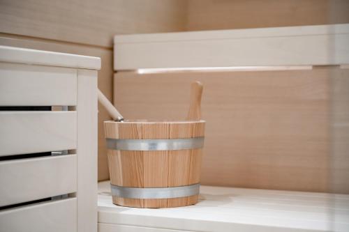 a wooden bucket sitting in the corner of a kitchen at Bühlhof Appartements in Lech am Arlberg