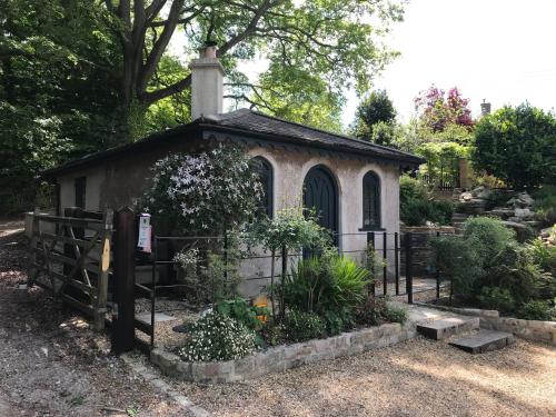 Κήπος έξω από το Gatekeepers Lodge, Dyrham Park - Private & Self Contained, deluxe accommodation, 15 mins from Bath