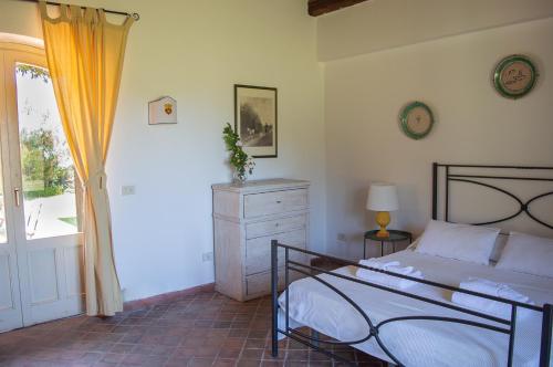 A bed or beds in a room at Tenuta San Calogero Appartamento Alloro