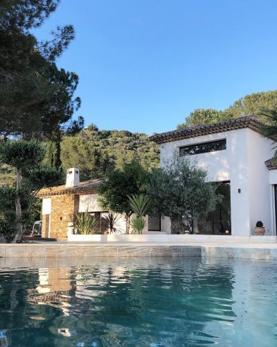 une maison avec une piscine devant dans l'établissement HomeStay Bormes, à Bormes-les-Mimosas