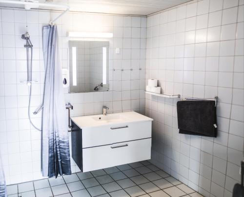 a white bathroom with a sink and a mirror at Hohenwarte in Højer
