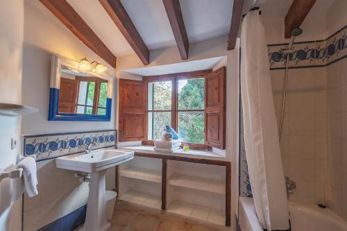 A bathroom at Son Niu Vell-La Hermossa