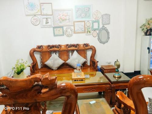 Habitación con escritorio de madera y silla de madera. en Linh Anh Hotel, en Hanói