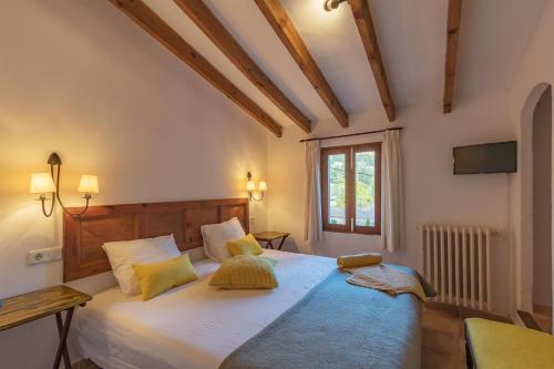 Un pat sau paturi într-o cameră la Son Niu Vell-La Hermossa