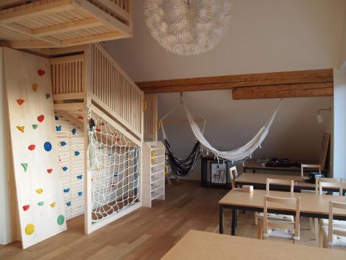 Bed & Breakfast Base Camp في Križe: غرفة للأطفال مع جدار تسلق وزحليقة