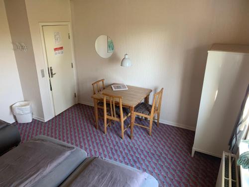 a room with a table and chairs and a door at Hohenwarte in Højer