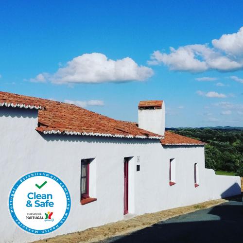 a white building with a sign that says clean and safe at Casa Do Alto Da Eira in Albergaria dos Fusos