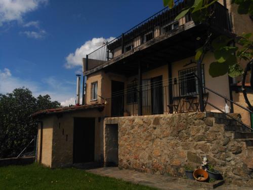 a building with a balcony on top of it at An'Ca' La Pura in Villanueva del Conde
