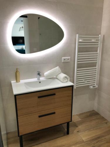 une salle de bain avec un lavabo et un miroir dans l'établissement Spacieux studio entièrement rénové, à Ajaccio