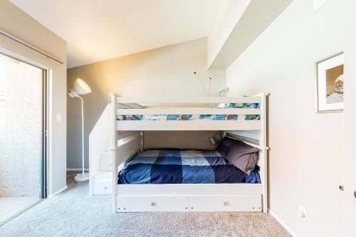 a bedroom with two bunk beds in a room at Modern Scottsdale South in Scottsdale