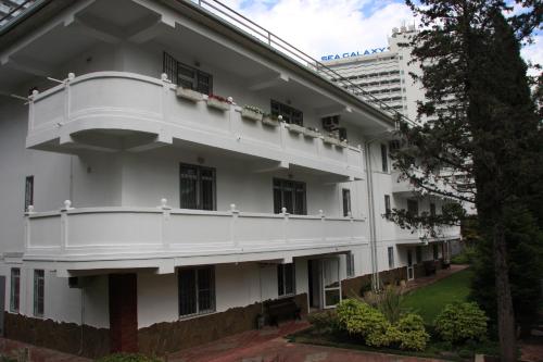 Edificio en el que se encuentra el hostal o pensión