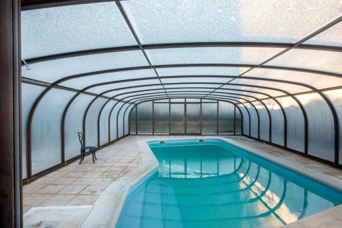 uma piscina interior com tecto de vidro em Cabañas Miraduero em Aldeiadávila da Ribera