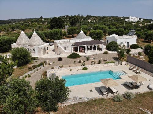 an aerial view of a house with a swimming pool at Regina di Ulivi in Ostuni