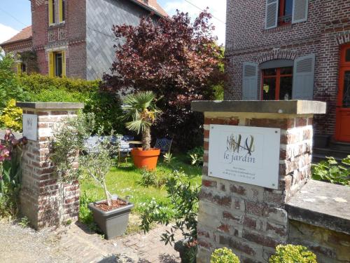 un panneau indiquant un jardin devant une maison dans l'établissement Le Jardin, chambres d'hôtes en Baie de Somme, à Cahon