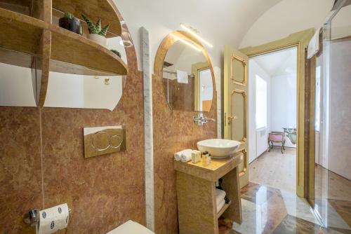 ソレントにあるDon Antonino Relaisのバスルーム(洗面台、鏡付)