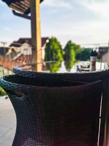 a black vase sitting on top of a table at Casa File de Poveste in Târgu Jiu