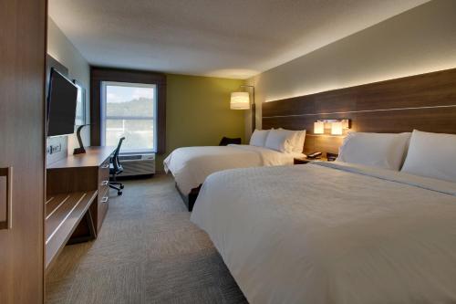 ein Hotelzimmer mit 2 Betten und einem Flachbild-TV in der Unterkunft Holiday Inn Express - Horse Cave, an IHG Hotel in Horse Cave
