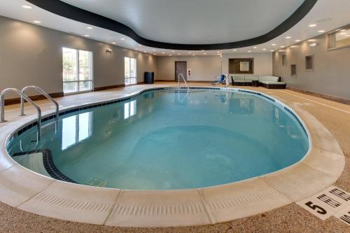 uma piscina no meio de um lobby do hotel com uma grande piscina em Holiday Inn Express & Suites Cheektowaga North East, an IHG Hotel em Cheektowaga