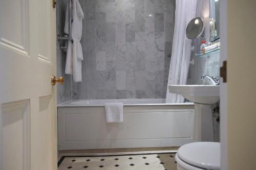 A bathroom at Durrants Hotel 