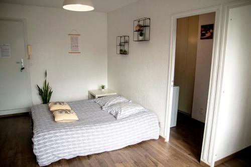 - une chambre avec un grand lit et des draps blancs dans l'établissement Studio terrasse Montpellier - Parking privé - Proche ligne 1, à Montpellier