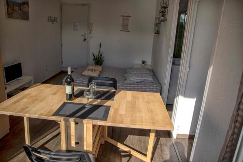 Cette petite chambre comprend une table et une bouteille de vin. dans l'établissement Studio terrasse Montpellier - Parking privé - Proche ligne 1, à Montpellier