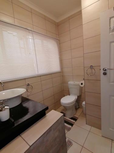 Ein Badezimmer in der Unterkunft Roxy's Rest Guest House