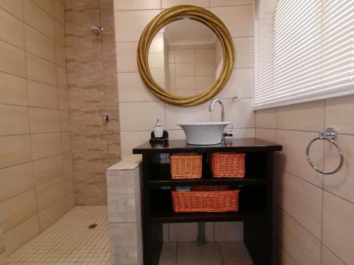 Ein Badezimmer in der Unterkunft Roxy's Rest Guest House