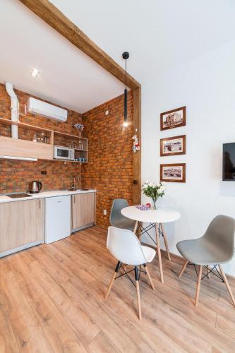 a kitchen and dining room with a table and chairs at Затишні смарт-квартири в історичному центрі! in Uzhhorod