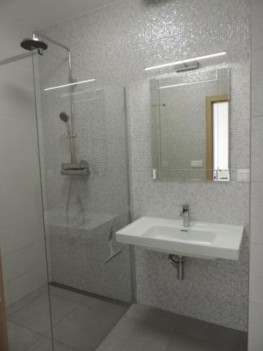 a bathroom with a sink and a shower at Apartman Bery, Vysoké Tatry in Starý Smokovec