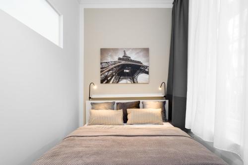 - une chambre dotée d'un lit avec une photo sur le mur dans l'établissement GreatStay - Lohmeyerstr. 13, à Berlin