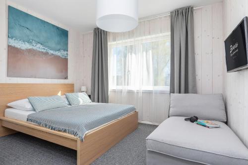 1 dormitorio con 2 camas y ventana en Bianco House Apartments en Rewal