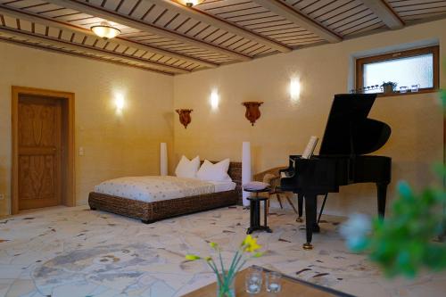 um quarto com uma cama e um piano de cauda em Ferienhaus Zur Ausspanne em Dresden