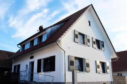 Casa blanca con techo marrón en Ferienwohnung Susi's Daheim bei Europa Park Rust, en Rheinhausen