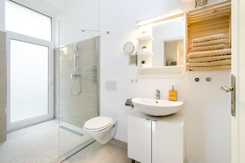 een badkamer met een wastafel, een toilet en een douche bij GreatStay - Lohmeyerstr.13 HH. in Berlijn