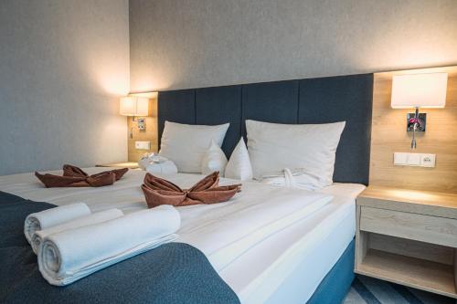a hotel room with two beds with white pillows at Hotel Hamilton SPA & Wellness in Świnoujście