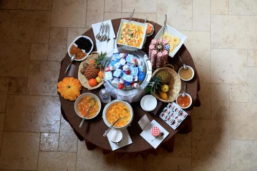 an overhead view of a table full of food at Amiral Hôtel in Paris