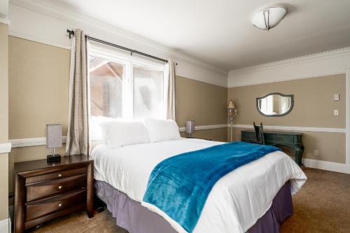 Una cama o camas en una habitación de Legacy West