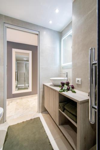 une salle de bain avec un lavabo et un miroir dans l'établissement Near Croisette- 4 Star Studio -SeaView, à Cannes