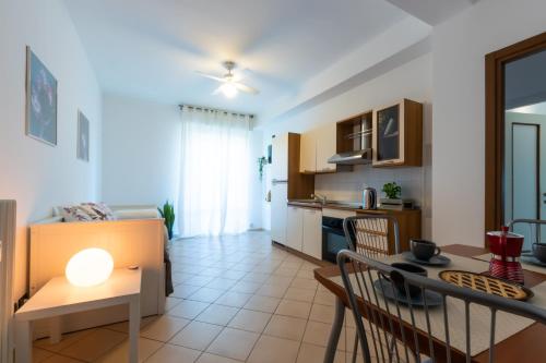 uma cozinha e sala de estar com uma mesa com luz em Marialuisa's Home - Le Rive Del Lago em Desenzano del Garda