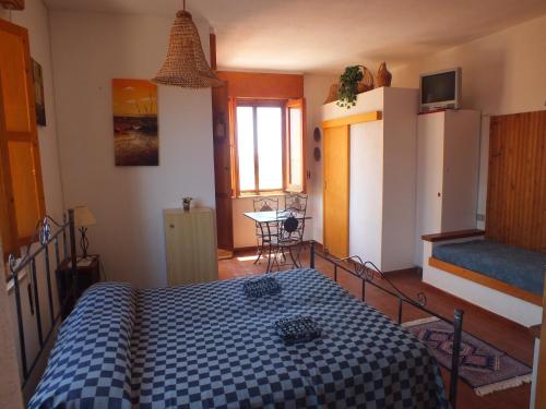 1 dormitorio con 1 cama con manta a cuadros en blanco y negro en Sunrise Stagnone, en Marsala