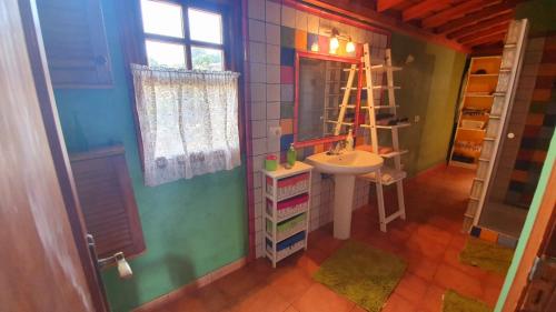 une salle de bain avec un lavabo et un miroir dans l'établissement Casa Marco, à Puntagorda