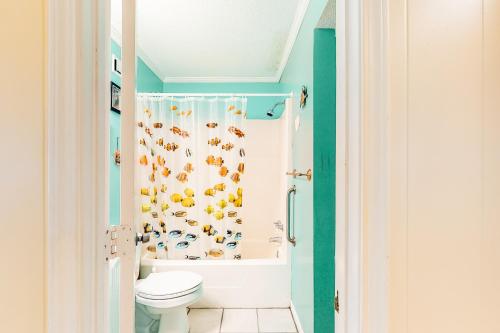 bagno con doccia e servizi igienici di As You Wish a Tybee Island