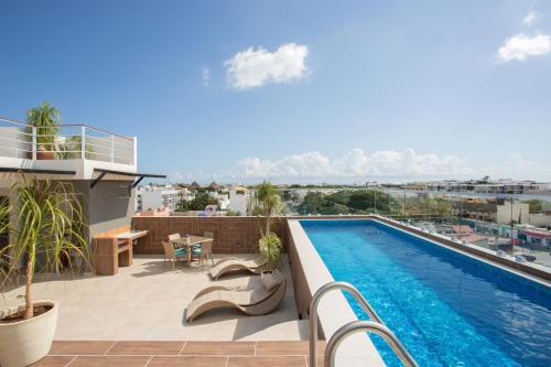 a swimming pool on the roof of a building at Edificio Vanessa 24 studios in Playa del Carmen