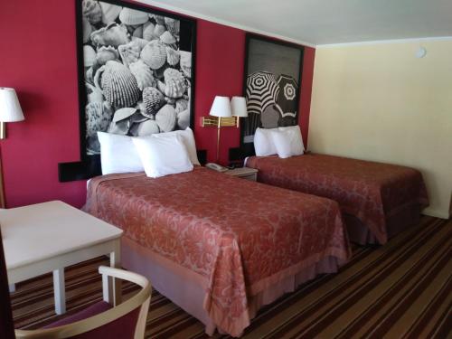 Royal Palace Inn and Suites Myrtle Beach Ocean Blvdにあるベッド