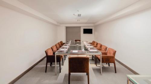 a conference room with a long table and chairs at Presidente InterContinental Puebla by IHG in Puebla