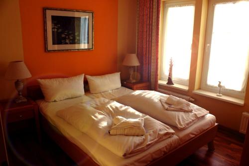 アールベックにあるstrandnahe Ferienwohnung 2 04 Inselstrandの枕2つが備わるドミトリールームのベッド1台分です。