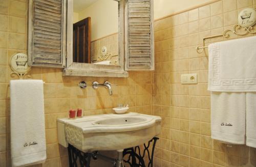Phòng tắm tại Apartamentos Rurales Ca Lulón