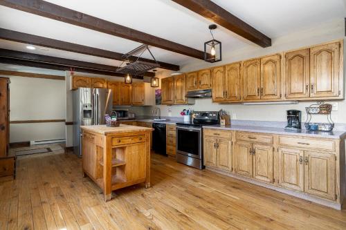 een grote keuken met houten kasten en roestvrijstalen apparatuur bij Legacy West in West Yellowstone