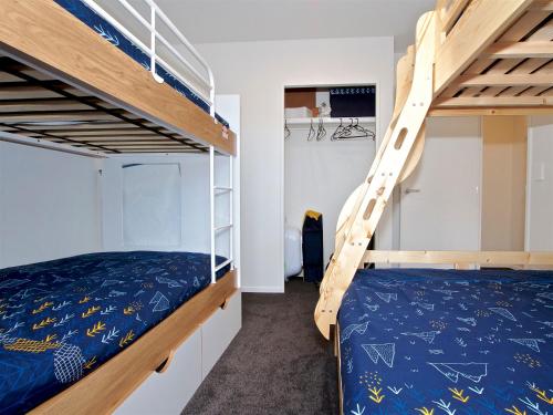 a bedroom with bunk beds in a dorm room at Mountain Adventure Spa Escape - Ohakune Home in Ohakune