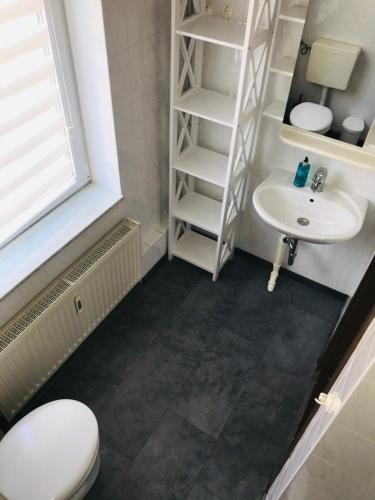 Koupelna v ubytování "Casa20200" 2 x Apartments je 150qm für Business, Familien, Gruppen, Handwerker 15min von BERLIN, Erdbeerhof, Outlet B5, 5min vom See Falkensee !! 2 Apartment each 150qm for BUSINESS , FAMILIES 15min from BERLIN!!